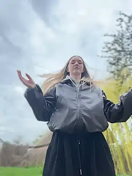 Webcam Model (MilaMoone)  is live.Free join now!