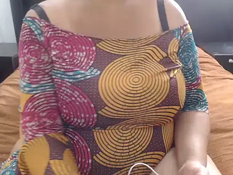 XHotJuicyBootyXX webcam