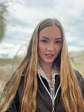 Webcam Model (MilaMoone)  is live.Free join now!