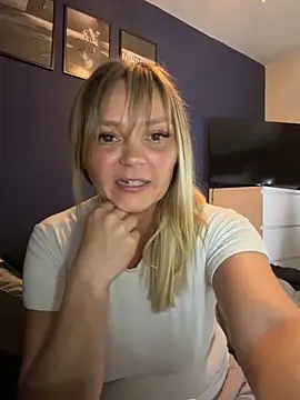 Webcam Model (Sky25x)  is live.Free join now!