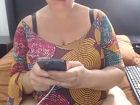 XHotJuicyBootyXX webcam