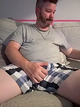 chubbylittlesecret (Ask my age) - Shirt off