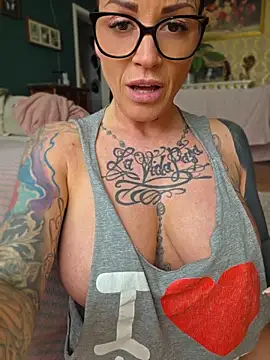 Instagram: emilydiazofficial 