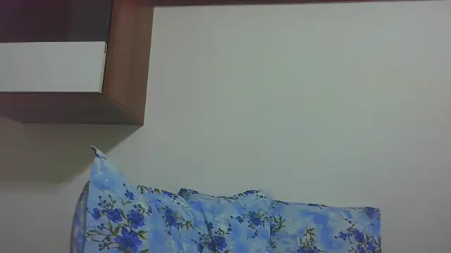 LovelyJulliette webcam