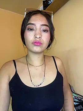 Webcam Model (Itze_Mua)  is live.Free join now!