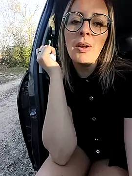 jade_emeraud (Ask my age) - Je me gode la chatte dehors