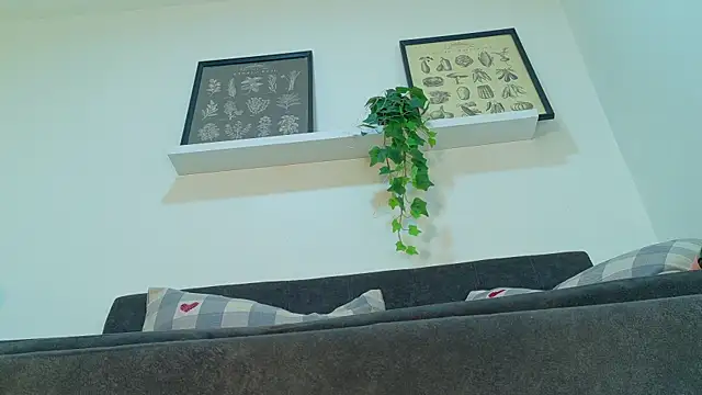 RiriiBrunette__ webcam