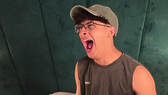 aaron_eze - Aaron_Eze's free webcam - UK Sex Cams