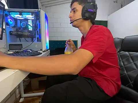 max_thehorsedick - Max_TheHorseDick's free webcam - UK Sex Cams