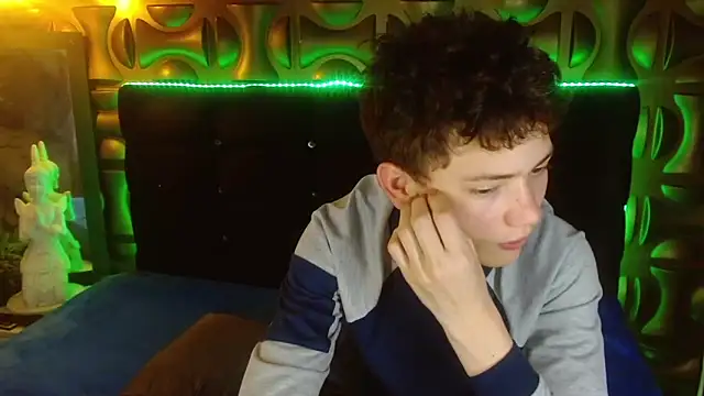 cruz_dante (M twink) - FULL NAKED FOR 5 MINUTES