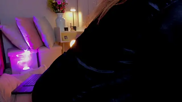 martinaaricci - Martinaaricci's free webcam - UK Sex Cams