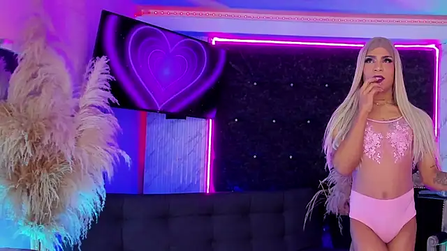 Queens_Wonders_Blonders webcam