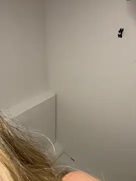 privsloirinha Live Webcam on Stripchat