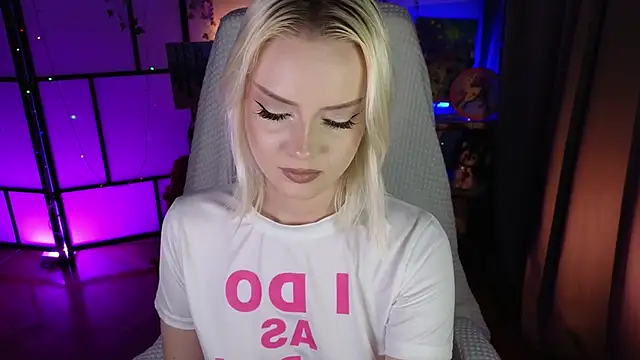 imbonbon (F young) - eye contact stroking