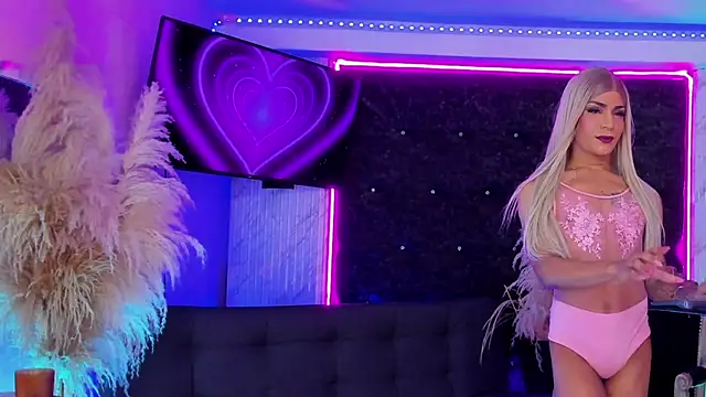 Queens_Wonders_Blonders webcam