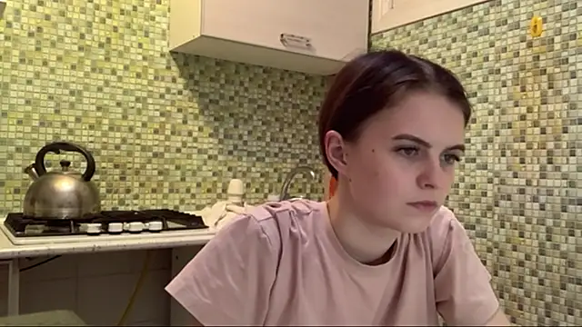 kikiamino (F young) - show belly