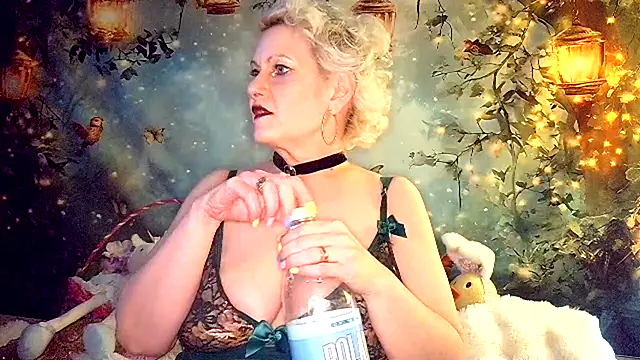 Blondie_the_librarian webcam