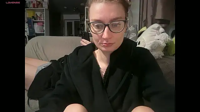 harleyblair (Ask my age) - Harley takes robe off