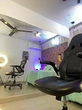 Webcam Model (Auri__)  is live.Free join now!