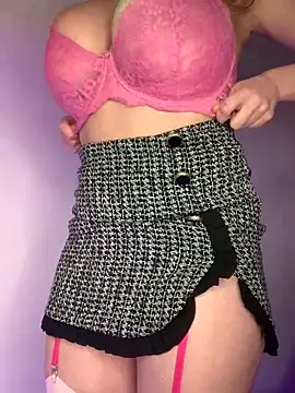 Nayafreaky - brunette fat live cam model from ua