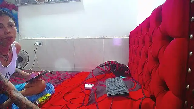 Triogirlhorny_ webcam