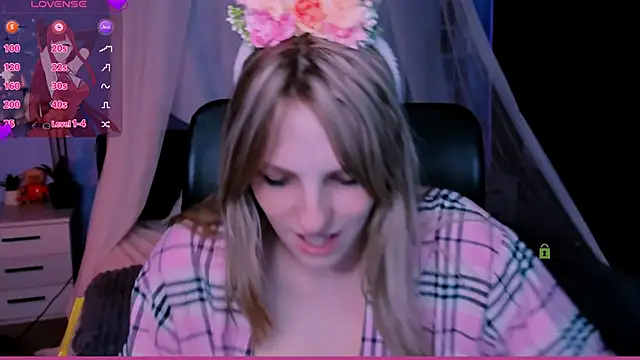 gloria_bubble (Ask my age) - doggy in panties