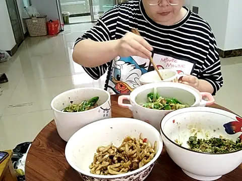 美女AngelwithEcup在线直播