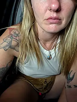 SheIsSomething webcam