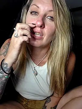 SheIsSomething live cam