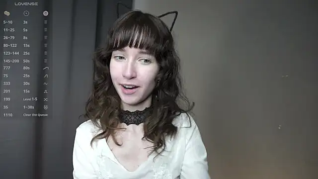 dellaleck (F teen) - Licking show close to cam