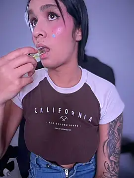 isabella-teen (F teen) - Flash tits🍒