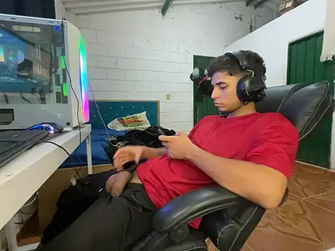 Max_TheHorseDick live sex cam