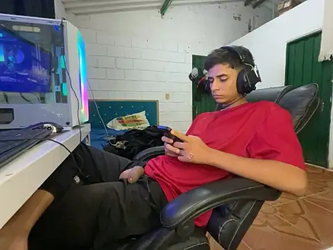 Max_TheHorseDick live sex cam