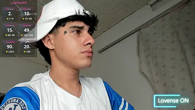 Dyla_n18 live sex cam