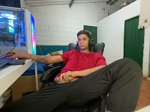 Max_TheHorseDick live sex cam