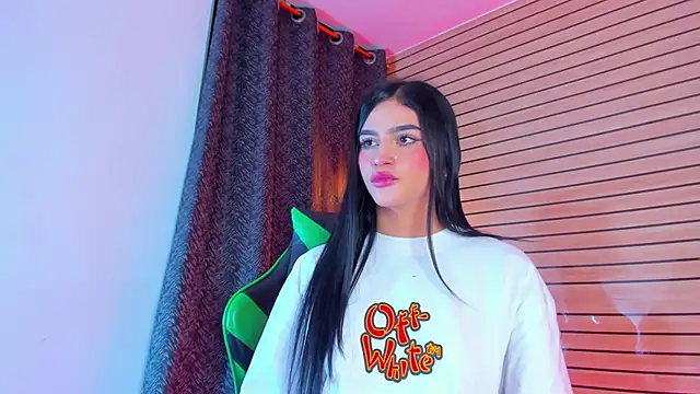 SweetLittleQueenBat Stripchat cam model