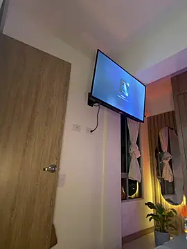 Webcam Model (Karyrios)  is live.Free join now!