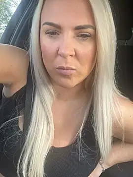 Bustyblondebabe32