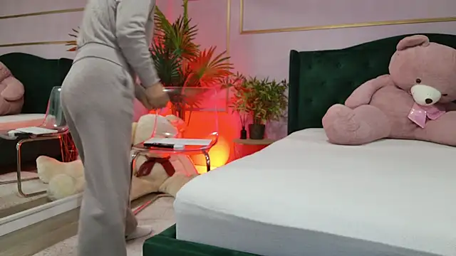 KirraWhite Stripchat cam model