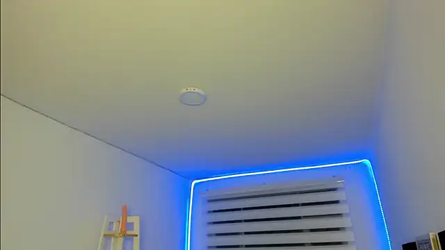 Sara_Red_X Stripchat cam model