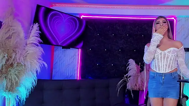 Queens_Wonders_Blonders webcam