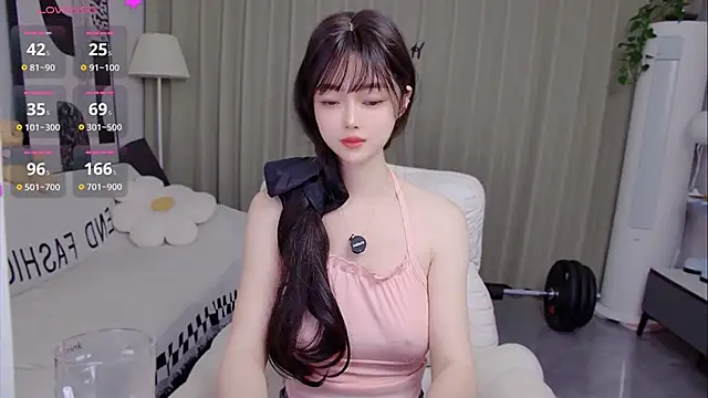 Hi~终于等到你🥰第一次直播，有些许羞涩~~~PVT，C2C解锁更多尺度哦~大厅不露点偷錄視頻者不得善終 偷錄視頻者遭天譴