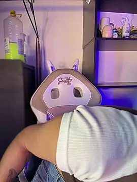 Webcam Model (Isabella-Teen) is live