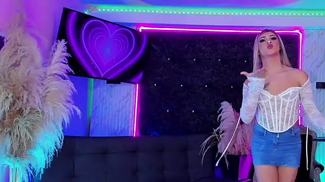 Queens_Wonders_Blonders webcam