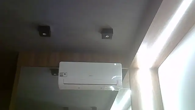 SkinnyKitten live sex cam