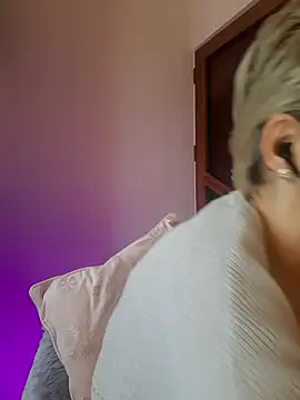 Webcam Model (LunaBlaise)  is live.Free join now!