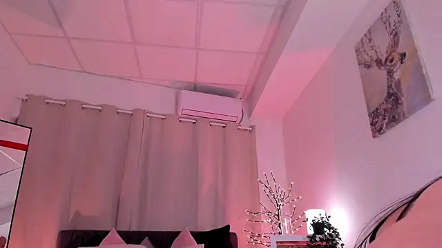 Divine_Madeleine webcam