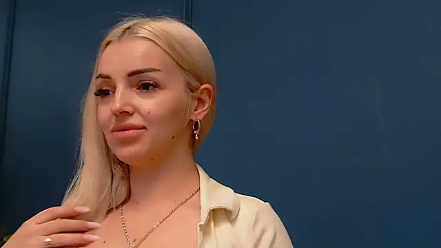 DeeaVIP Stripchat cam model