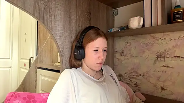 KiraNice1 Stripchat cam model