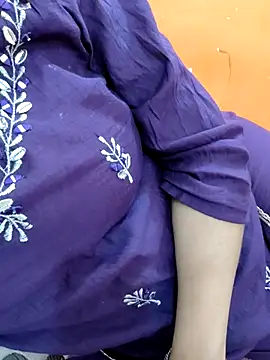 BigBustyRuhi Stripchat cam model